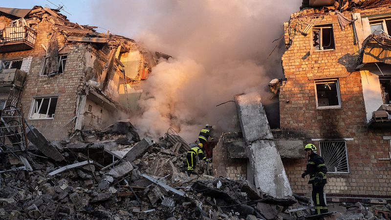 Un ataque ruso en Kiev deja 18 muertos y daña la delegación de la UE | Ver