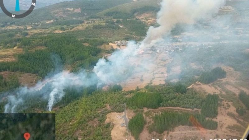 Un incendio en Berlanga del Bierzo obliga a evacuar a los vecinos | Ver