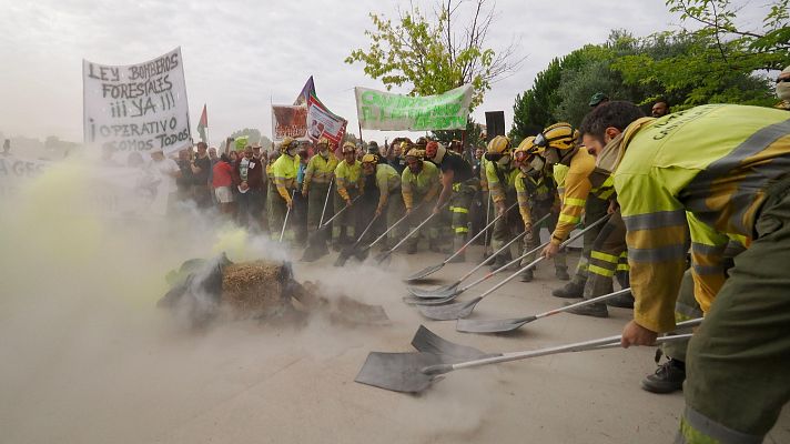 Decenas de bomberos protestan frente a las Cortes de Castilla y León por la gestión de los incendios - Informativo 24h | Ver