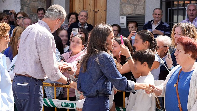 Los reyes concluyen su visita a las zonas afectadas por los incendios - El mundo en 24 horas | Ver