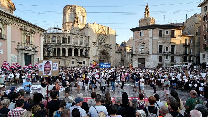 Telediario 2 - Miles de personas exigen la dimisión de Mazón en Valencia cuando se cumplen diez meses de la dana