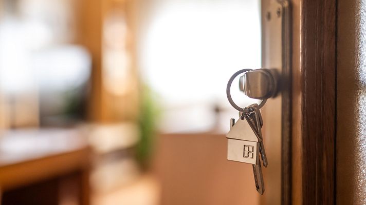 Telediario 2 - Los bajos tipos de interés, una de las causas de la fiebre compradora de vivienda