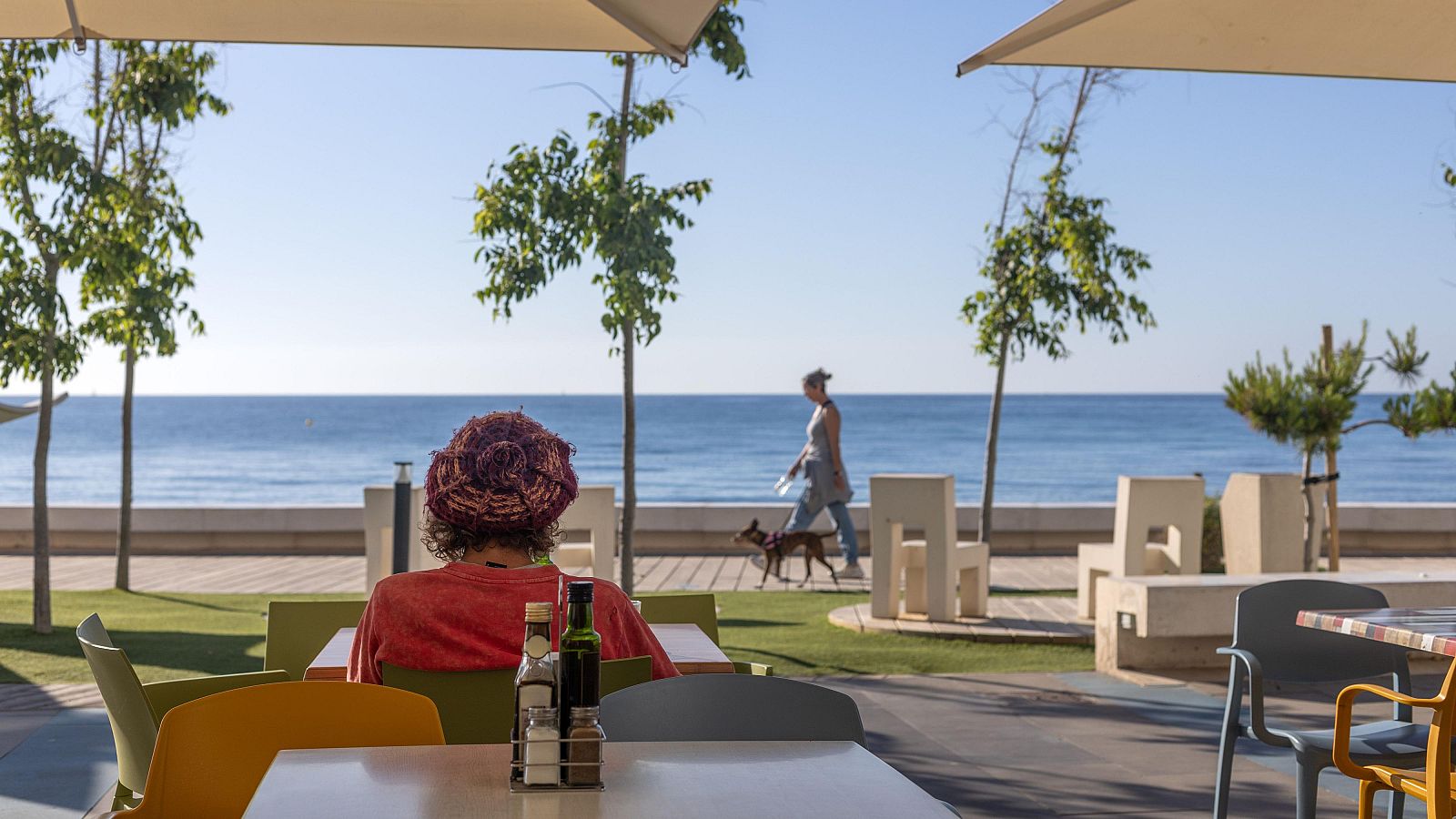 Llegan más turistas a España, pero gastan menos | Ver