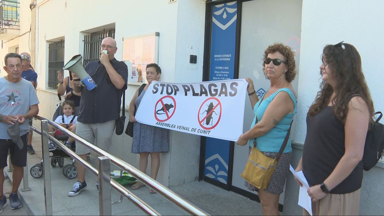 Queixes per la brossa a Cunit - L'Informatiu | Veure