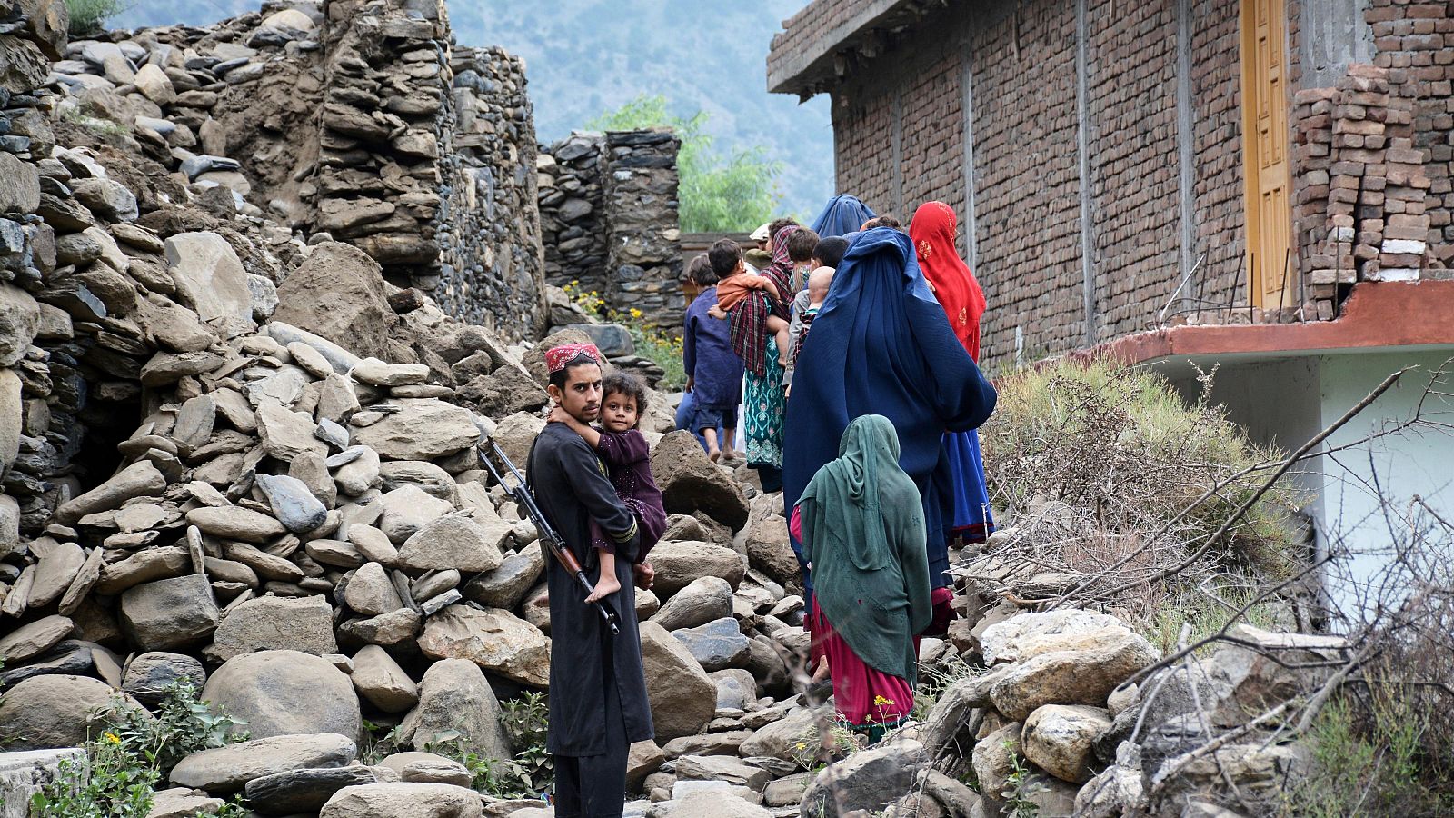 Más de 800 muertos y 2.800 heridos en un terremoto al este de Afganistán - Telediario 1 | Ver