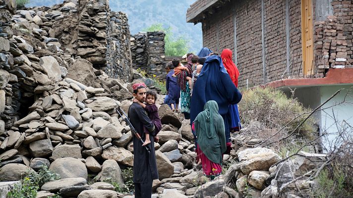 Telediario 1 - Un potente terremoto deja al menos 800 muertos y miles de heridos en Afganistán