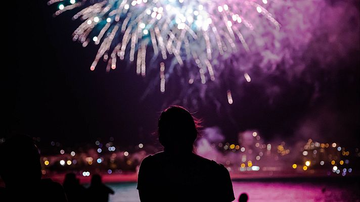 Telediario 2 - Hacer castillos en la arena, cumplir 101 años o ver fuegos artificiales: así ha sido el verano de muchos españoles