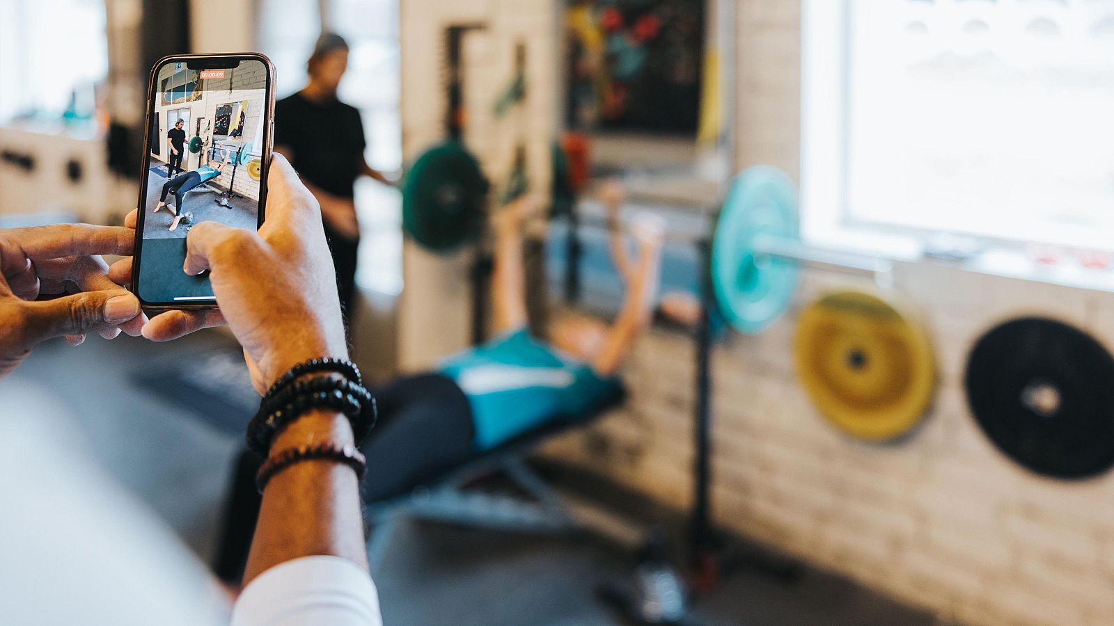 Los gimnasios se llenan de móviles que graban los entrenamientos | Ver