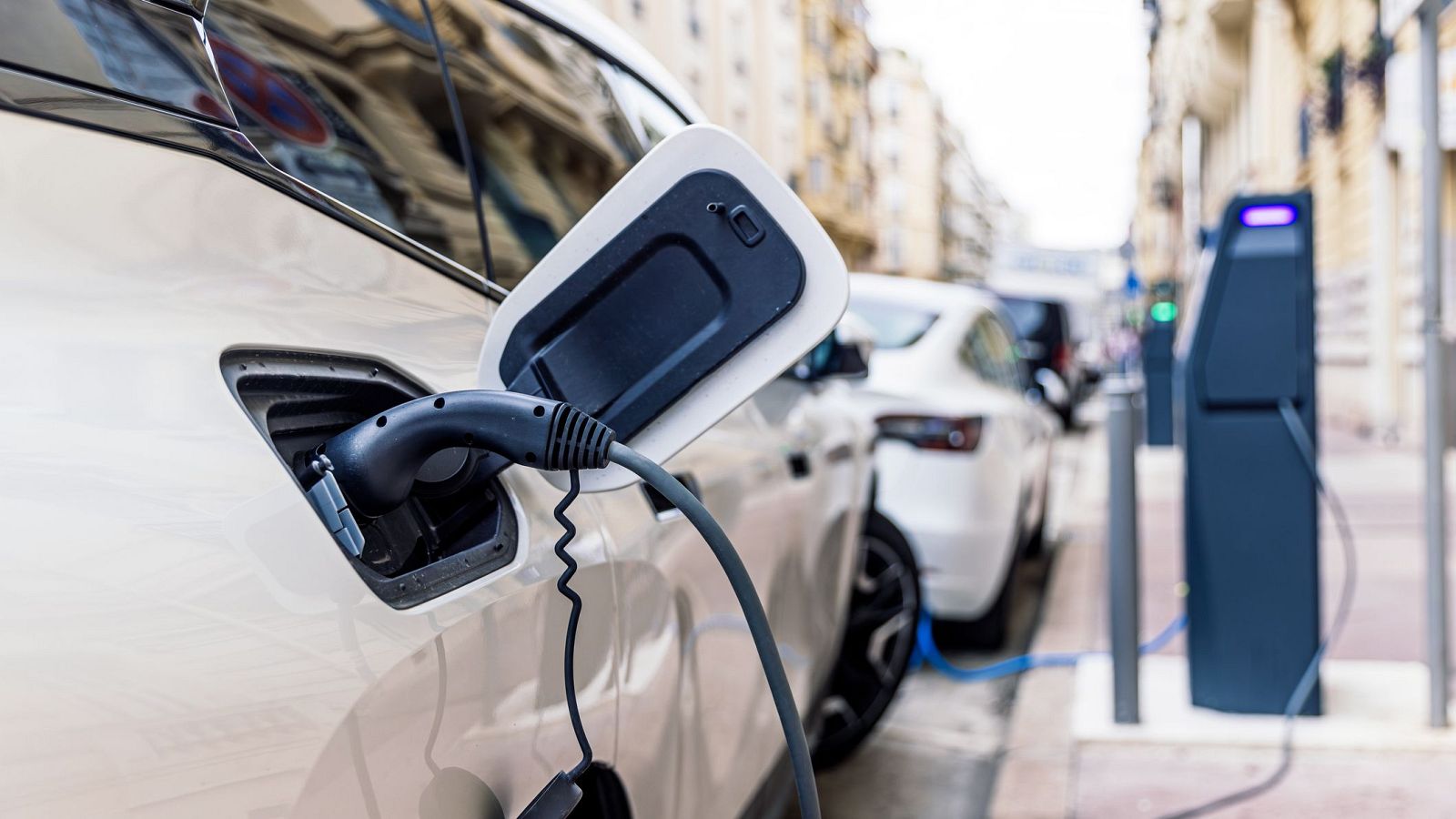Ayudas y restricciones en grandes ciudades: ¿qué hay detrás del impulso de los coches electrificados? - Telediario 2 | Ver