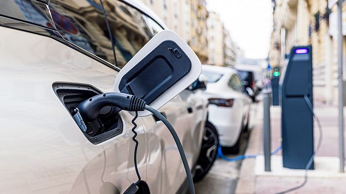 Telediario 2 - Ayudas y restricciones en grandes ciudades: ¿qué hay detrás del impulso de los coches electrificados?
