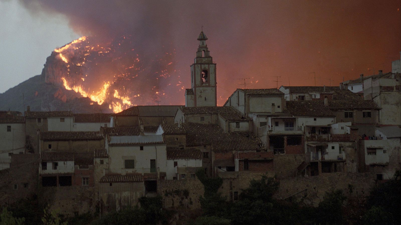 Millares, el pueblo valenciano que muestra el antes y el después de los incendios de 1994 - Telediario 2 | Ver