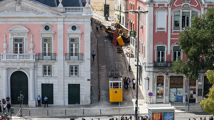 Telediario 1 - El funicular de Lisboa accidentado iba lleno de turistas y se estrelló contra un edificio