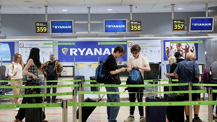Telediario 1 - Continúa la polémica por la reducción de plazas de Ryanair
