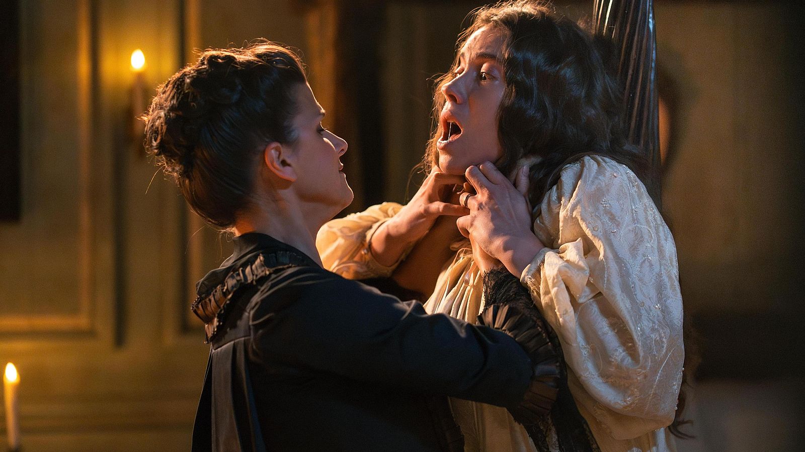 Victoria ahogando a Mercedes para matarla