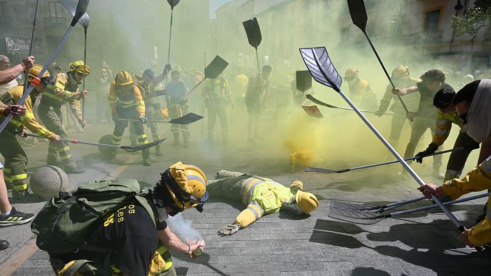 Telediario Fin de Semana - Marcha de los bomberos forestales en León para pedir más medios y profesionalizar el sector