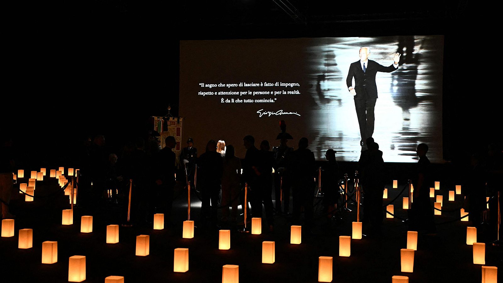 Milán da su último adiós al diseñador Giorgio Armani - Telediario Fin de Semana | Ver