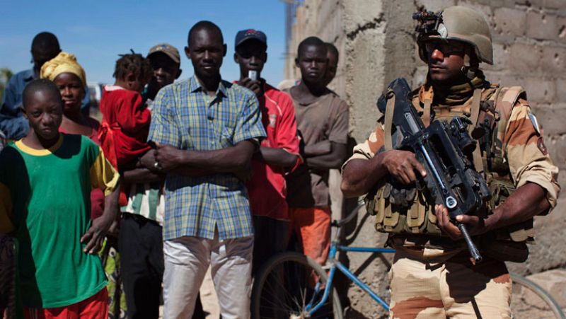 Tropas francesas y malienses entran en la ciudad de Diabali