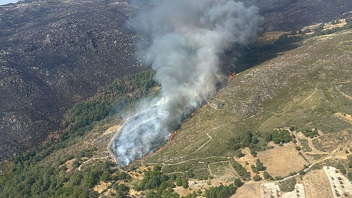 Fin de semana 24h - El viento complica el incendio de Valdeorras, Ourense, mientras mejoran los fuegos de Zamora y Navarra