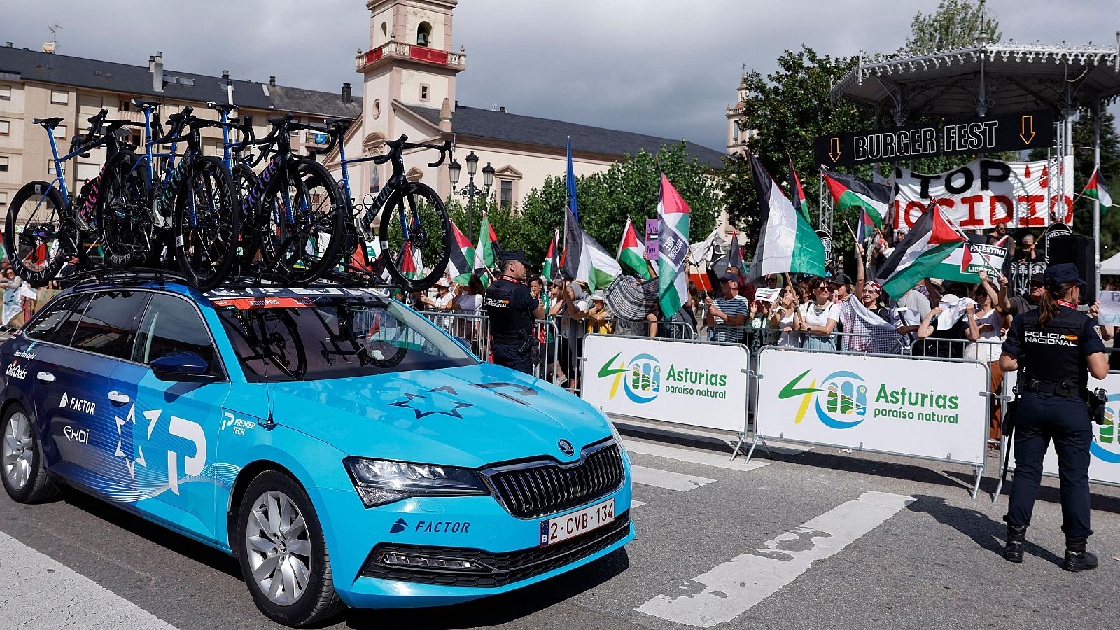 Un manifestante invade la calzada y provoca la caída de dos ciclistas - Vuelta ciclista a España | Ver