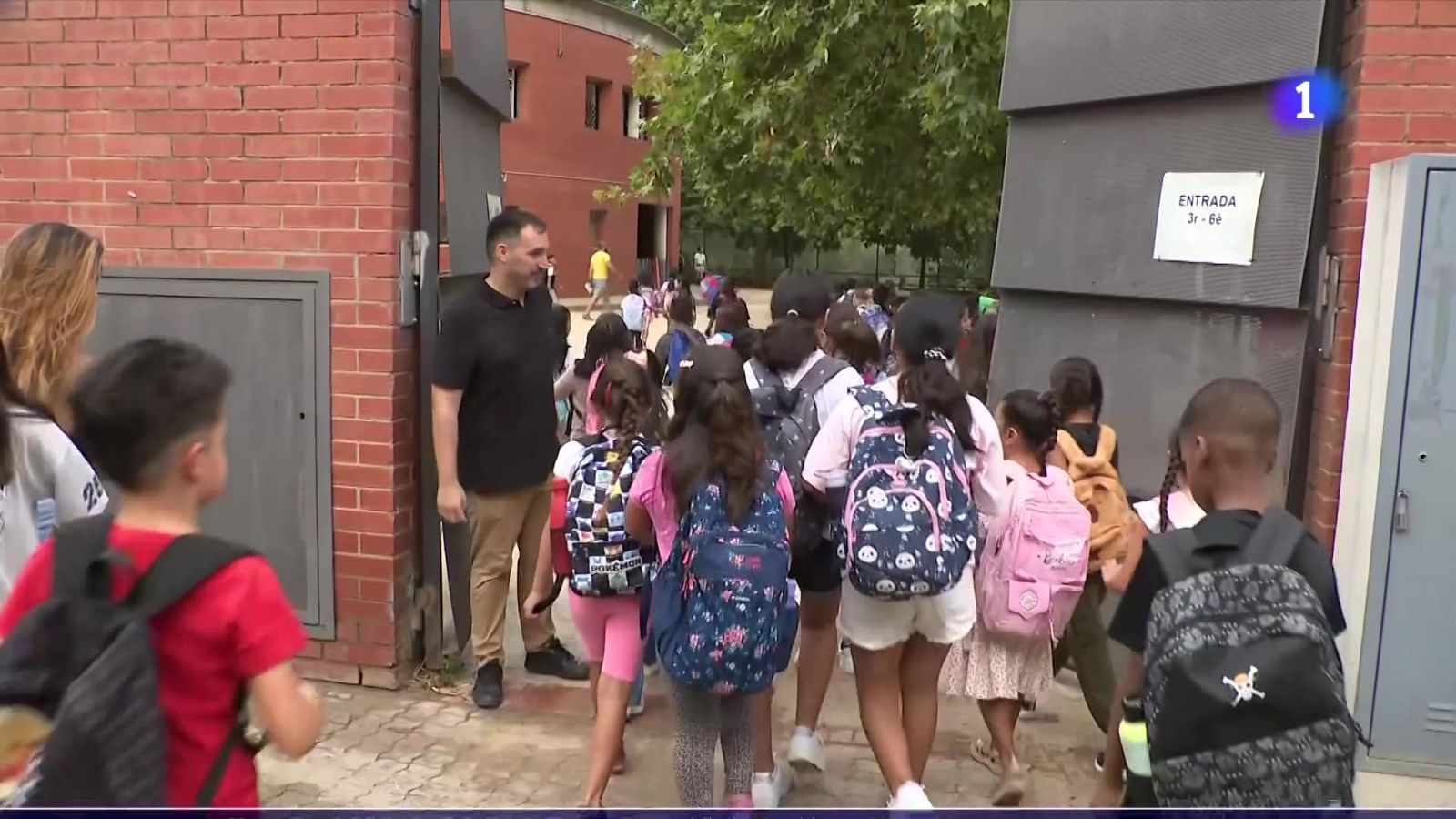 Comença un nou curs escolar, marcat per la prohibició dels mòbils a totes les aules