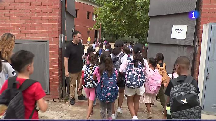 L'Informatiu - Comença un nou curs escolar, marcat per la prohibició dels mòbils a totes les aules