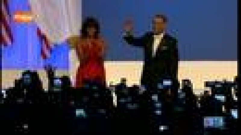 Barack y Michelle Obama bailan durante la tradicional celebración tras la toma de posesión del presidente de EE.UU.
