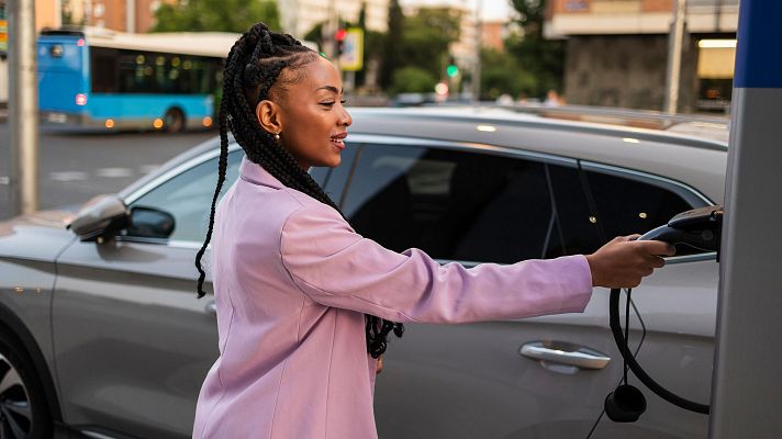 Telediario 1 - El coche eléctrico no termina de arraigar en España