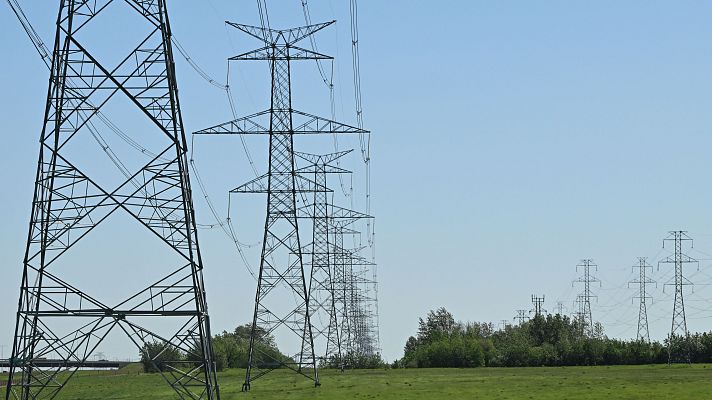 Telediario 2 - Las eléctricas avisan: la saturación en la red de distribución frenará la actividad económica si no hay inversión