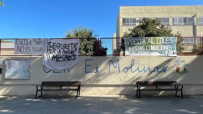 Telediario 1 - Las familias de un colegio, en huelga por un profesor condenado
