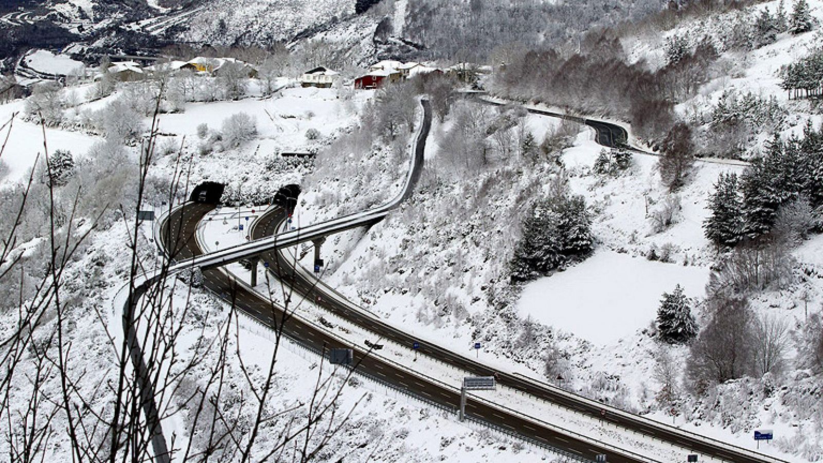 Telediario 1: El temporal en España de nieve y lluvia ocasiona inundaciones  | RTVE Play