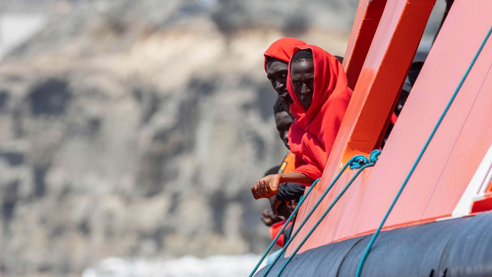 Un cayuco con 64 personas llega al puerto de La Restinga en El Hierro - Fin de semana 24h | Ver