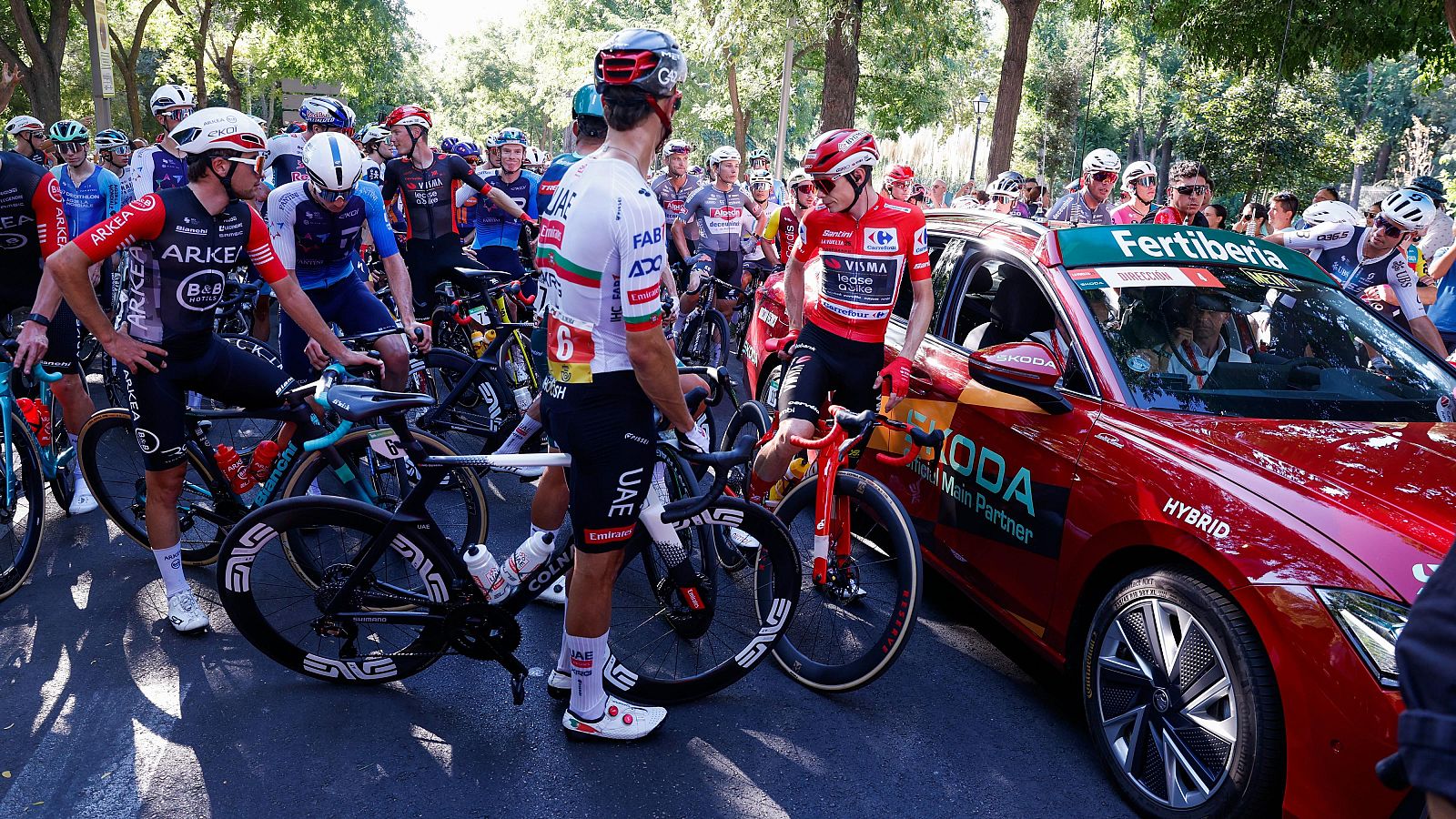 La Vuelta Palestina: momento en el que los manifestantes cortan la calle en Madrid - Fin de semana 24h | Ver