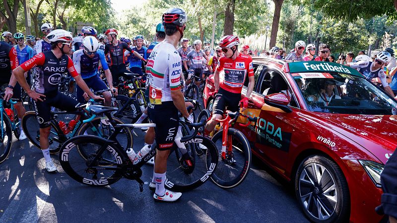 La Vuelta Palestina: momento en el que los manifestantes cortan la calle en Madrid - Fin de semana 24h | Ver