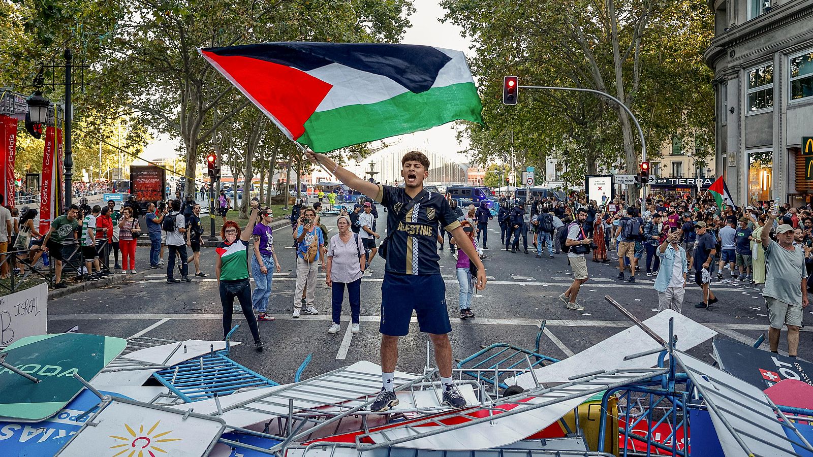 Manifestantes propalestinos bloquean el recorrido de La Vuelta ciclista en el centro de Madrid - Telediario Fin de Semana | Ver