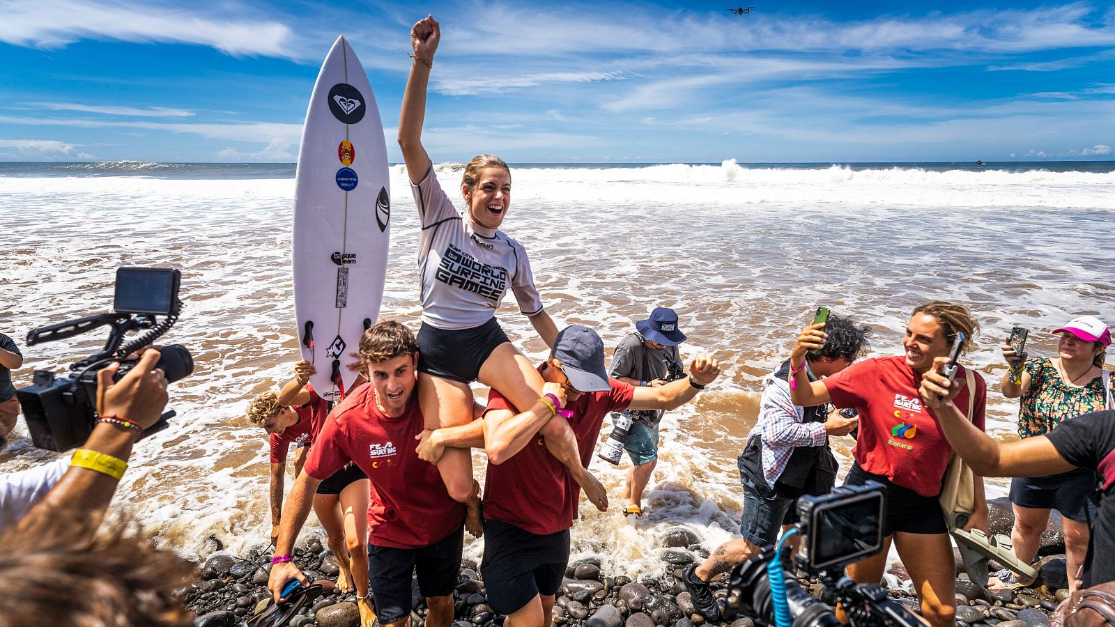 El abrazo de Janire González-Etxabarri con su hermana en el Mundial de surf - Surf | Ver