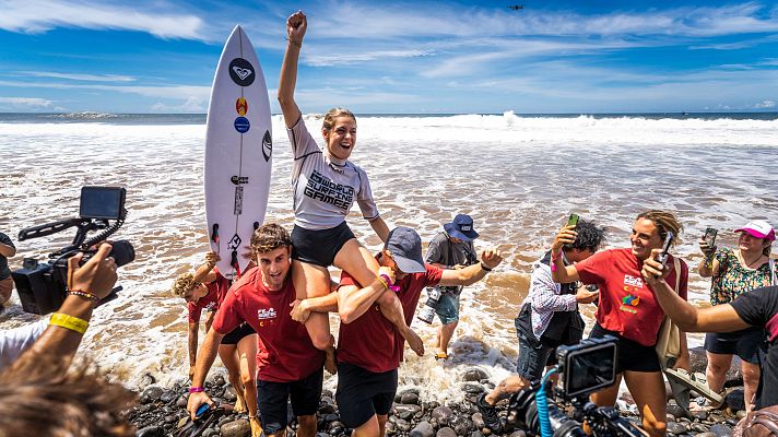 Surf - El abrazo de Janire González-Etxabarri con su hermana Anette, tras convertirse en campeona mundial de surf