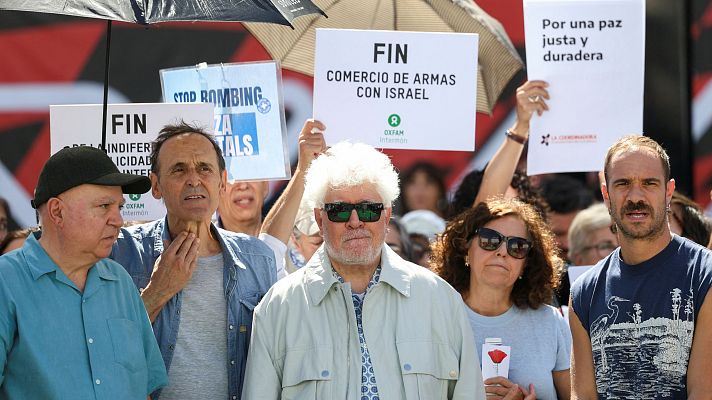 Telediario 2 - Cientos de artistas leen los nombres de los niños asesinados en Gaza en Madrid