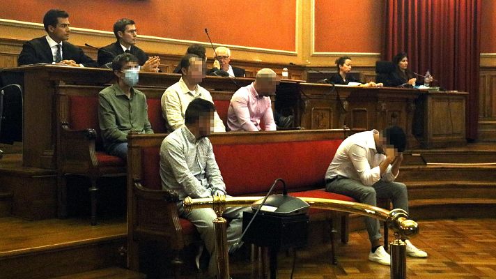 Informativo 24h - Los cinco acusados de Castelldefels por violar en grupo a tres mujeres pactan penas inferiores a 9 años