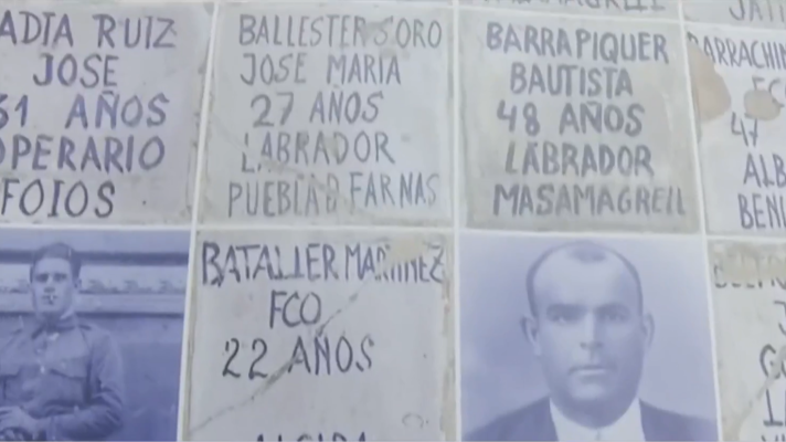 L'informatiu - Comunitat Valenciana - Entrega de restos en la fosa 126 del cementerio de Paterna (Valencia)