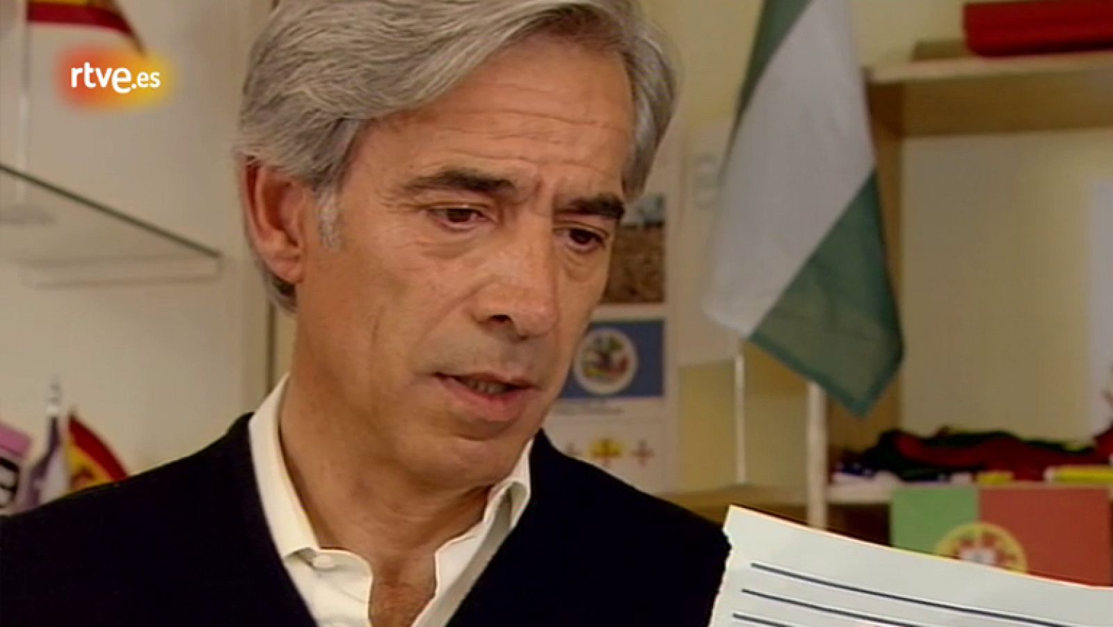 Antonio y Desi hablan sobre un invento de última generación: el reproductor de video VHS. De repente, Antonio recibe una notificación... por fin va a recuperar los 15 millones de pesetas que se quedó hace dos años el banco de Granada.