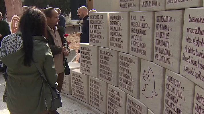 Noticias de Extremadura - Homenaje a las víctimas del franquismo en el cementerio de Almendralejo (Badajoz)