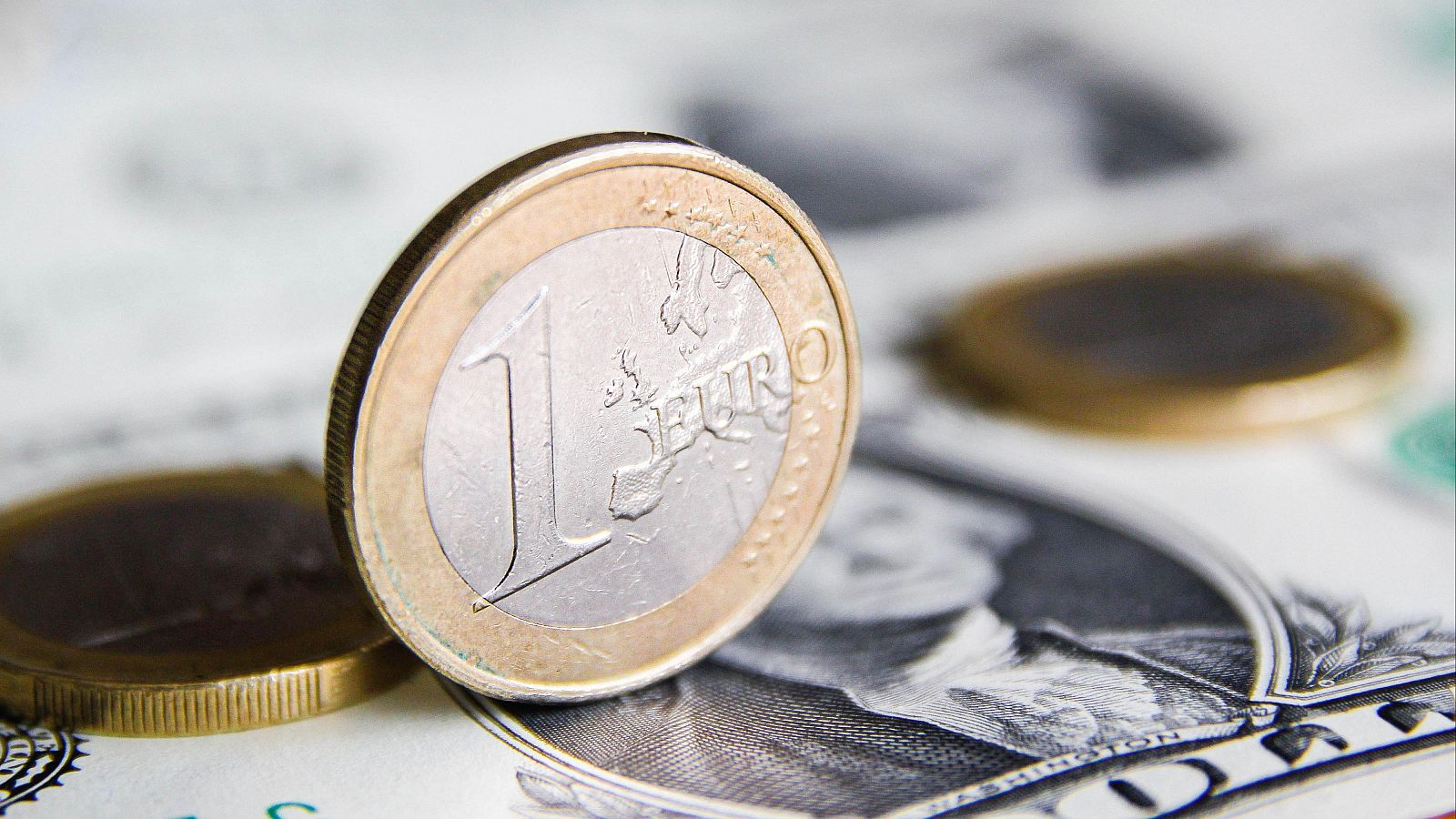 El valor del dólar frente al euro favorece a España en las importaciones - Telediario 2 | Ver