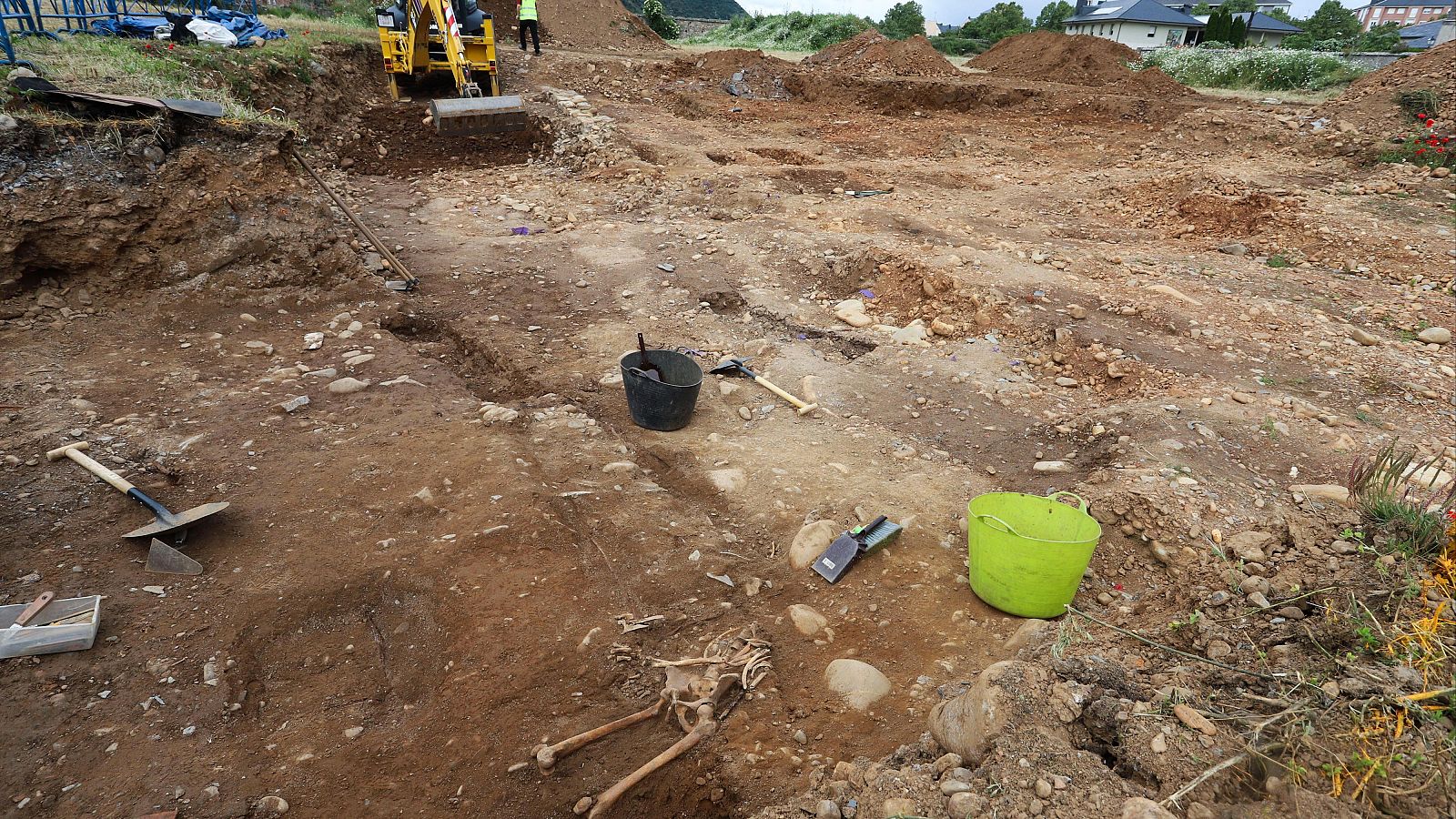 Exhumación de una fosa en el antiguo cementerio del Carmen (Ponferrada, León) | Ver ahora