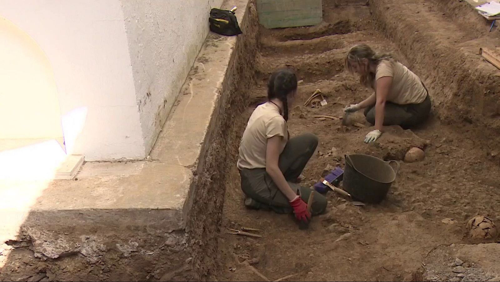 Exhumación de dos fosas en el cementerio de Valverde de Llerena (Badajoz) | Ver ahora