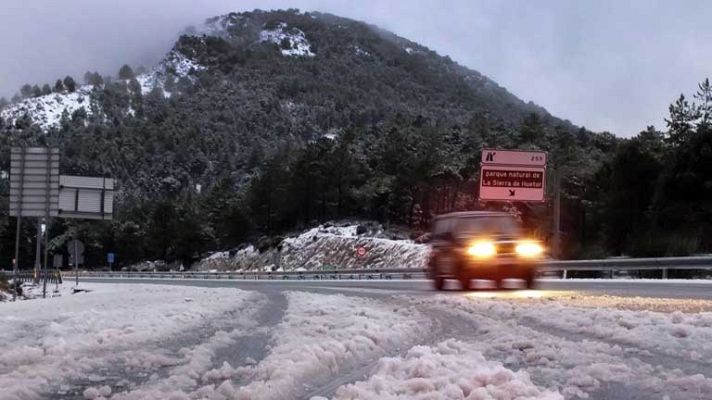 Telediario 1 - La nieve complica la circulación