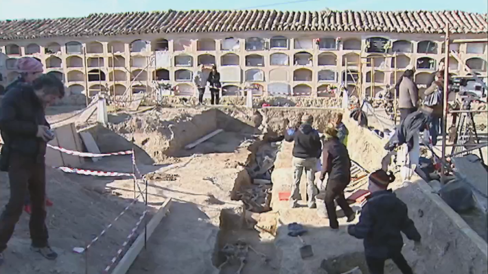Noticias Aragón - Exhumación de la fosa en el cementerio de Magallón, en Zaragoza