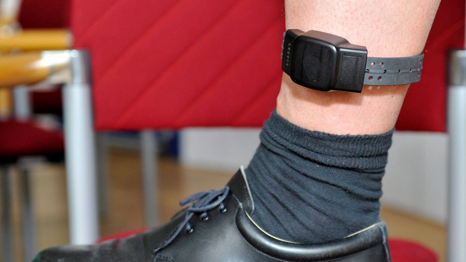 El fallo en las pulseras antimaltrato - Mañaneros 360 | Ver