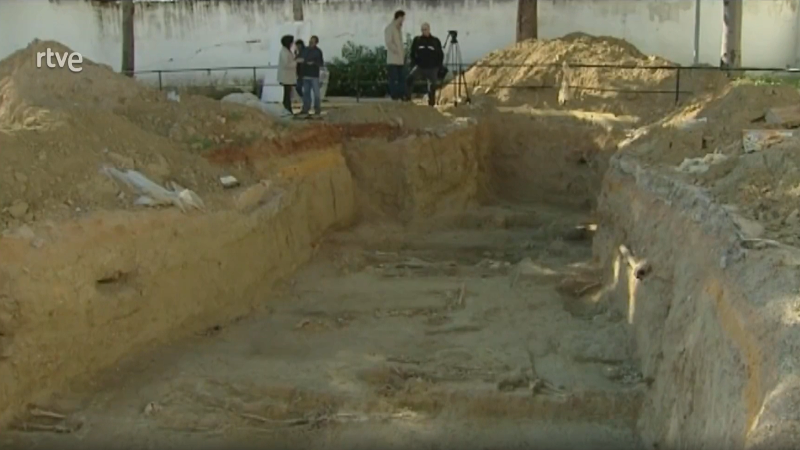 Trabajos en la fosa común del cementerio de Camas II (Sevilla) | Ver ahora