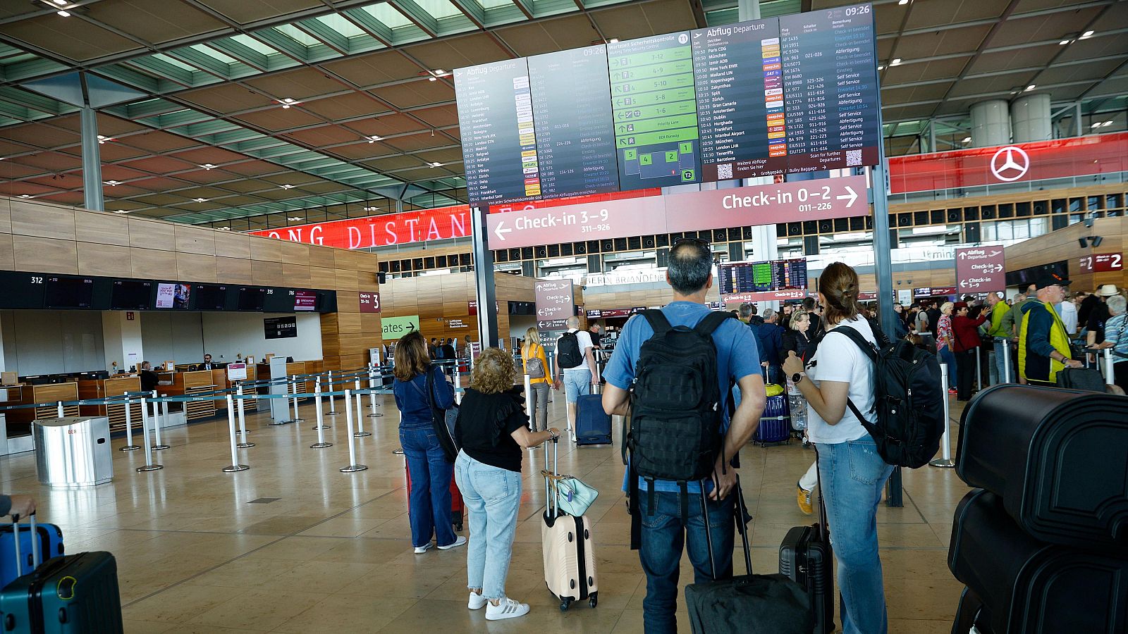 Cancelaciones y retrasos en varios aeropuertos europeos - Informativo 24h | Ver