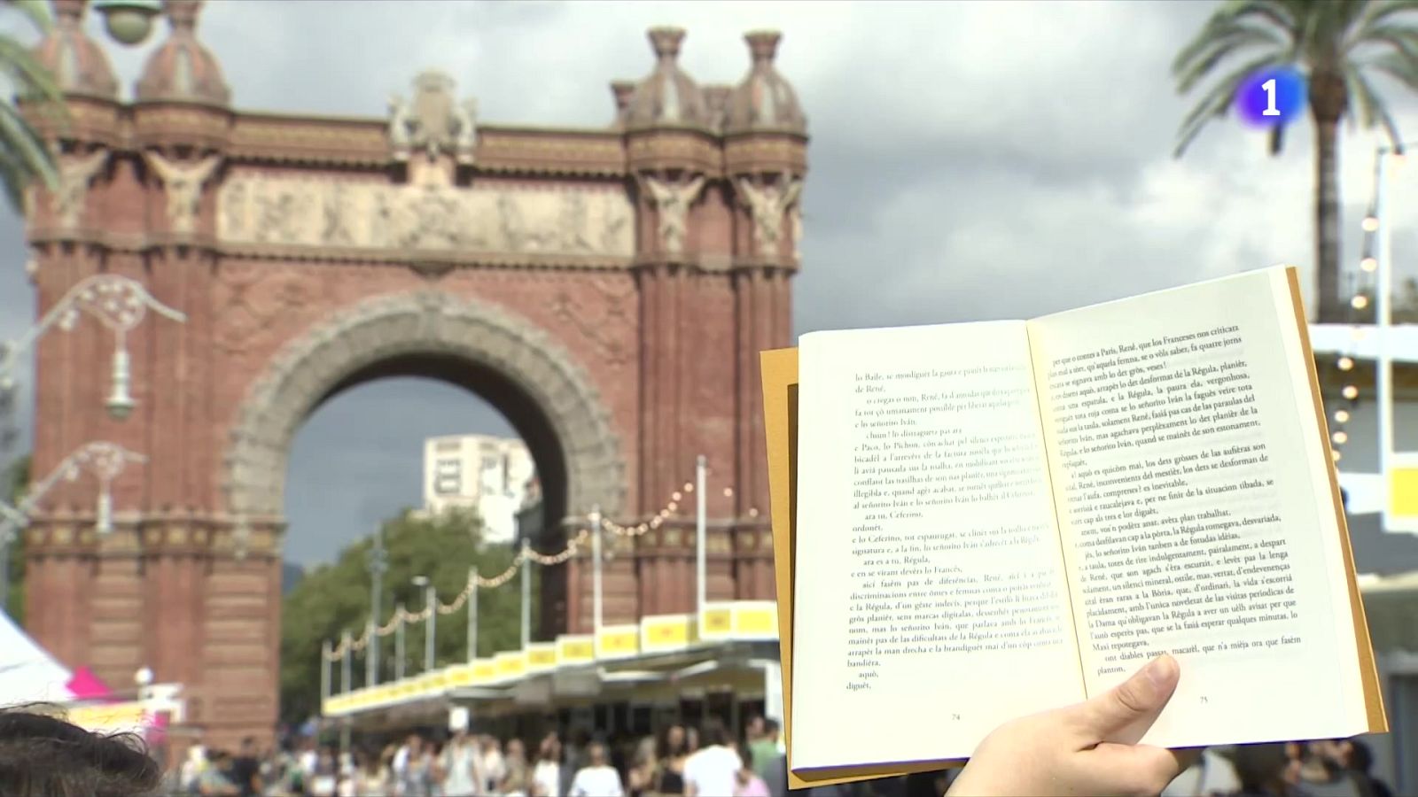 Afamats lectors omplen el passeig Lluís Companys de Barcelona